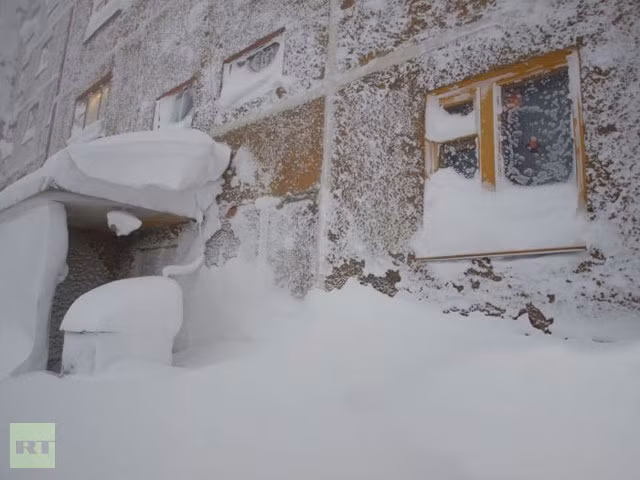 Mùa đông khắc nghiệt kéo dài kéo theo tuyết rơi dày đang gây khó khăn cho cuộc sống của người dân Nga 