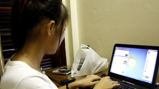 Được cứu khỏi nhà chứa, hiện nay Ly vẫn thường xuyên tìm kiếm thông tin các bạn còn lưu lạc ở xứ người. Ảnh: Q.Việt Được cứu khỏi nhà chứa, hiện nay Ly vẫn thường xuyên tìm kiếm thông tin các bạn còn lưu lạc ở xứ người