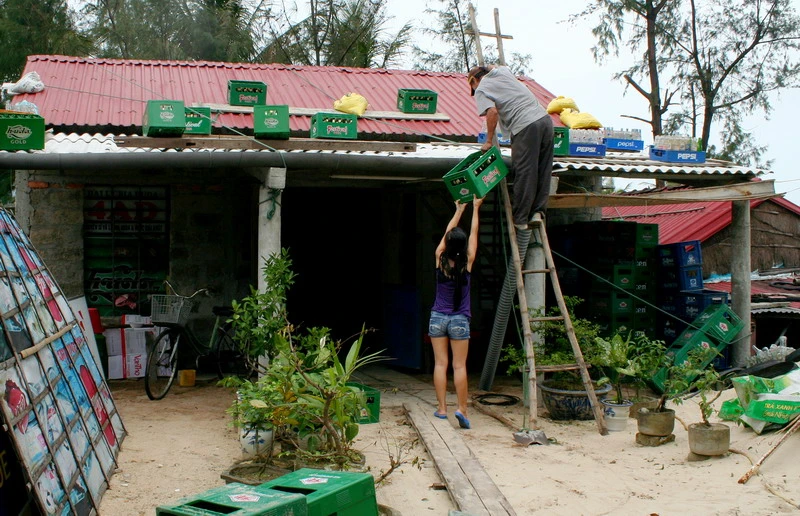 Tận dụng mọi dồ vật sẵn có để giằng giữ, bảo vệ cho ngôi nhà an toàn hơn trước khi bão tới