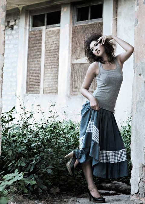 Siêu mẫu tuổi teen Hồng Quế vốn sở hữu đường cong hoàn hảo và thể hình đẹp. Cô luôn tạo nên sức hút ở những shoot hình bikini gợi cảm. Nhưng gần đây Hồng Quế để lộ thân hình có vẻ đẫy đà của mình. Năm 2010, Vương Thu Phương sở hữu một vóc dáng mảnh mai, đôi bờ vai mảnh dẻ Sau khi lên ngôi vàng của giải thưởng siêu mẫu, Vương Thu Phương nhanh chóng "phát tướng". Đôi bờ vai gầy guộc đã biến mất Phan Thị Lý khoe thân hình đồng hồ cát với vòng eo khiến nhiều bạn gái phải ước ao Vẫn là Phan Thị Lý nhưng vòng eo đã biến đổi rõ rệt. Cô tăng cân trông thấy Năm 2011, siêu mẫu Thanh Hằng khoe vòng eo thon gọn với những mẫu trang phục gợi cảm Sau tết Nhâm Thìn, siêu mẫu để lộ "eo nhăn" trong mẫu váy khoe eo tại một buổi trình diễn thời trang ứng dụng Hoàng Yến từng khốn khổ về chuyện tăng cân của cô Nhờ sự quyết tâm và chăm chỉ rèn luyện thể thao, siêu mẫu Hoàng Yến giảm được 6kg. Cô lấy lại vóc dáng thon gọn của mình