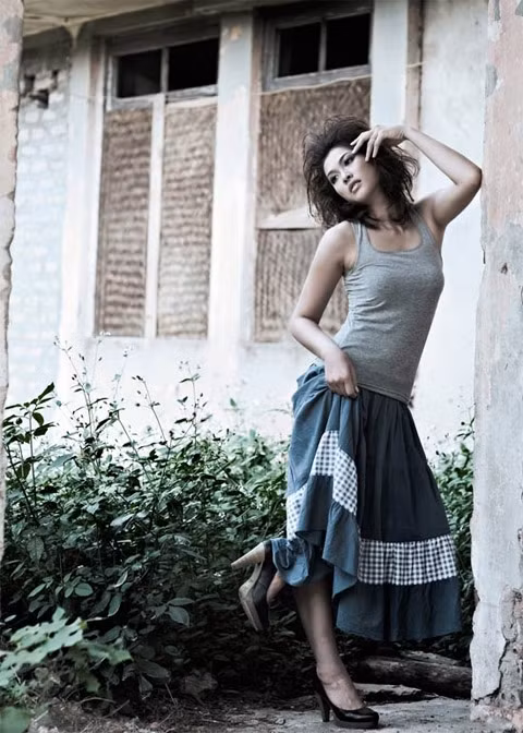 Siêu mẫu tuổi teen Hồng Quế vốn sở hữu đường cong hoàn hảo và thể hình đẹp. Cô luôn tạo nên sức hút ở những shoot hình bikini gợi cảm. Nhưng gần đây Hồng Quế để lộ thân hình có vẻ đẫy đà của mình. Năm 2010, Vương Thu Phương sở hữu một vóc dáng mảnh mai, đôi bờ vai mảnh dẻ Sau khi lên ngôi vàng của giải thưởng siêu mẫu, Vương Thu Phương nhanh chóng "phát tướng". Đôi bờ vai gầy guộc đã biến mất Phan Thị Lý khoe thân hình đồng hồ cát với vòng eo khiến nhiều bạn gái phải ước ao Vẫn là Phan Thị Lý nhưng vòng eo đã biến đổi rõ rệt. Cô tăng cân trông thấy Năm 2011, siêu mẫu Thanh Hằng khoe vòng eo thon gọn với những mẫu trang phục gợi cảm Sau tết Nhâm Thìn, siêu mẫu để lộ "eo nhăn" trong mẫu váy khoe eo tại một buổi trình diễn thời trang ứng dụng Hoàng Yến từng khốn khổ về chuyện tăng cân của cô Nhờ sự quyết tâm và chăm chỉ rèn luyện thể thao, siêu mẫu Hoàng Yến giảm được 6kg. Cô lấy lại vóc dáng thon gọn của mình