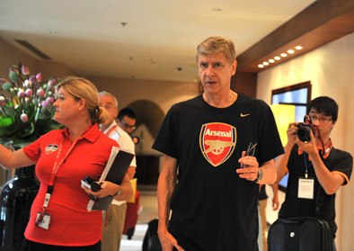 HLV Wenger tiến vào phòng họp báo