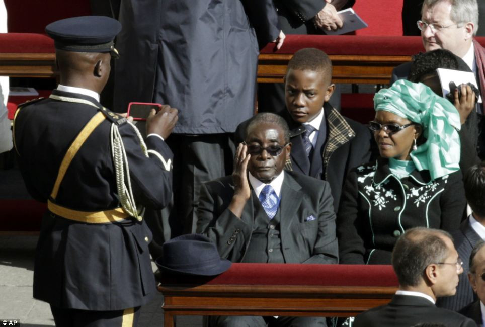 Tổng thống Zimbabwe Robert Mugabe có mặt tại buổi lễ nhậm chức của Giáo hoàng Francis