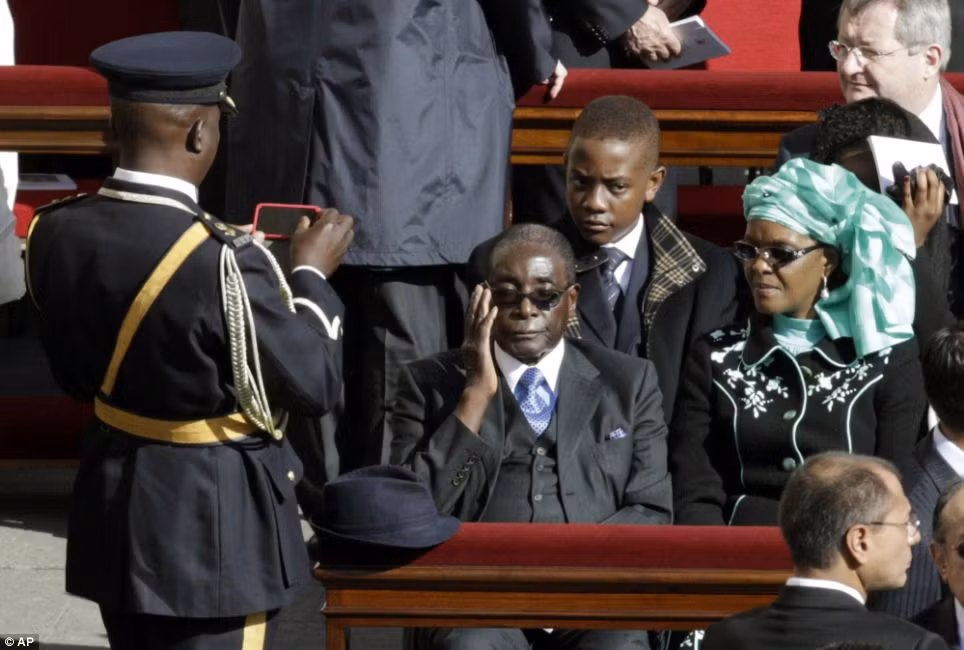 Tổng thống Zimbabwe Robert Mugabe có mặt tại buổi lễ nhậm chức của Giáo hoàng Francis