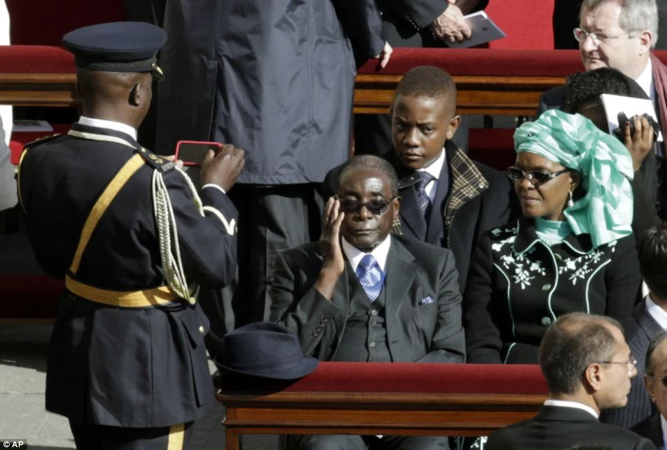 Tổng thống Zimbabwe Robert Mugabe có mặt tại buổi lễ nhậm chức của Giáo hoàng Francis