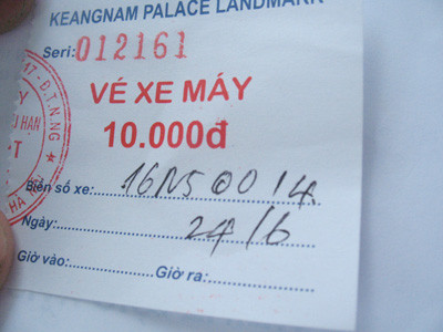 Một lượt gửi xe máy tại Keangnam mất 10.000 VNĐ. Một lượt gửi xe máy tại Keangnam mất 10.000 VNĐ