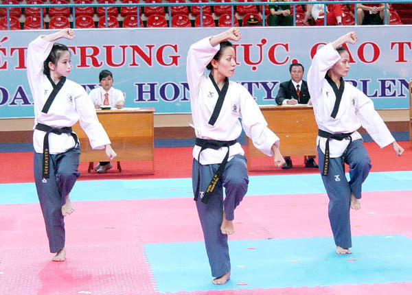 Các nữ võ sĩ đang về cho Taekwondo Việt Nam chiếc HCV đầu tiên ở giải VĐ thế giới 2013