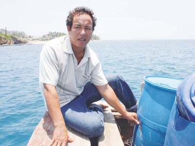 Anh Mai Phụng Lưu với con tàu trở về sau khi bị phía Trung Quốc bắt lần thứ 3 tháng 4-2010