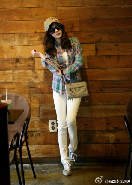 Cặp đôi chưa bao giờ lỗi mốt - quần jeans + áo sơ mi. Quần jeans - áo pull đem lại cho bạn vẻ năng động trẻ trung.