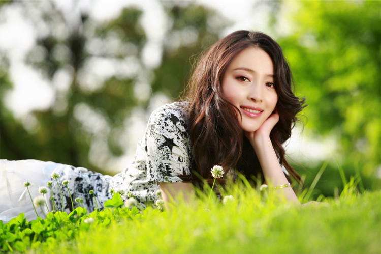 Can Đình Đình khoe đường cong cơ thể hoàn hảo Quyến rũ với đôi chân dài thon gọn và khuôn mặt thanh tú Diện áo sexy khoe vòng 1 đầy đặn Can Đình Đình sở hữu một đôi mắt biết nói Người đẹp trong bộ đồ thể thao khỏe khoắn Màn phô diễn hình thể đầy táo bạo trên tạp chí FHM Người đẹp gợi cảm dưới nắng hè Can Đình Đình sở hữu một vẻ đẹp chết người