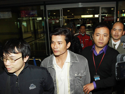 Thủy thủ Hùng (thứ 2 từ trái sang) sống sót trở về. Ảnh: Hồng Vĩnh