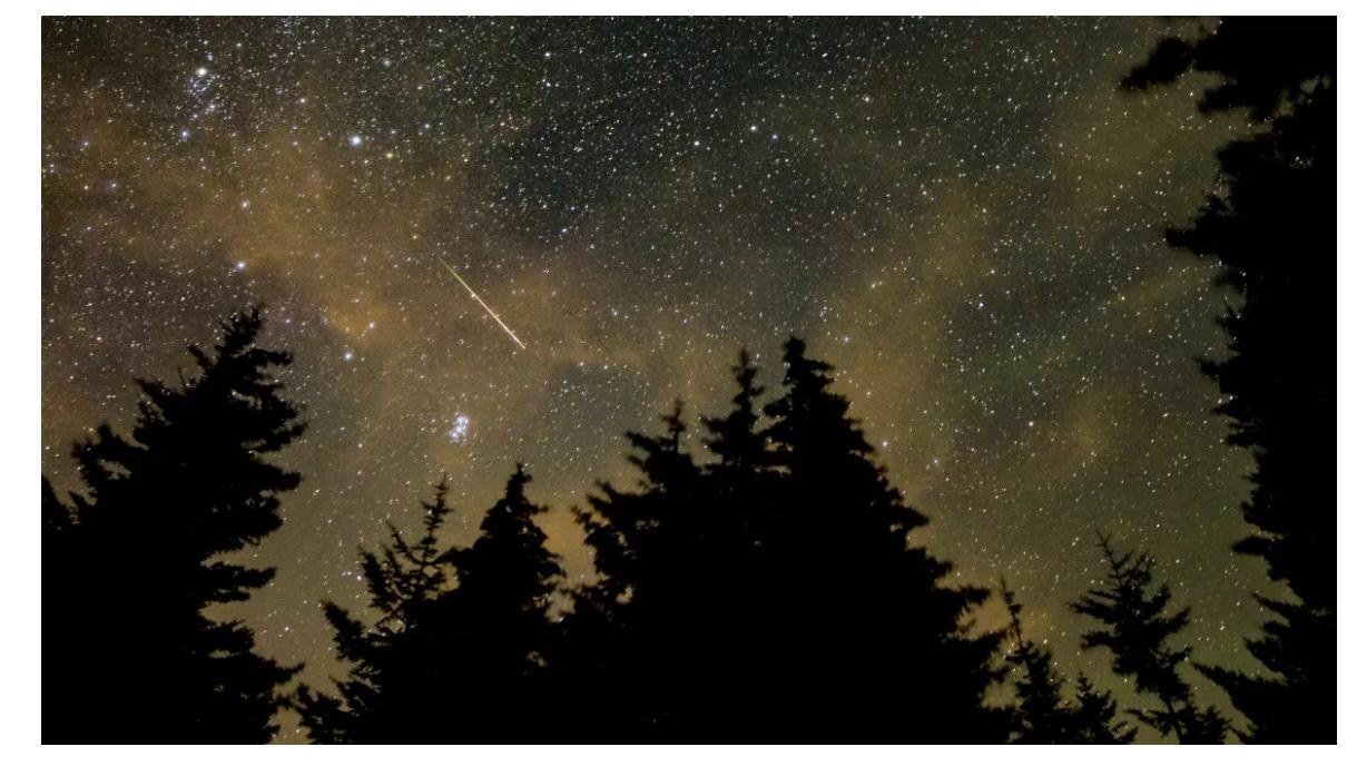 Một vệt sao băng trên bầu trời Tây Virginia vào tháng 8 năm 2021. Một vệt sao băng trên bầu trời Tây Virginia vào tháng 8 năm 2021.
