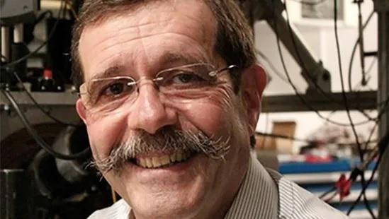 Nhà vật lý người Pháp Alain Aspect nhận giải Nobel vật lý năm 2022