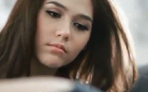 Hình ảnh Chompoo trong clip chuyện tình yêu buồn trên nhạc nền là một ca khúc Việt Nam gây sốt cư dân mạng