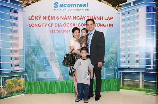 Doanh nhân Đặng Hồng Anh (ngoài cùng bên phải) cùng vợ con