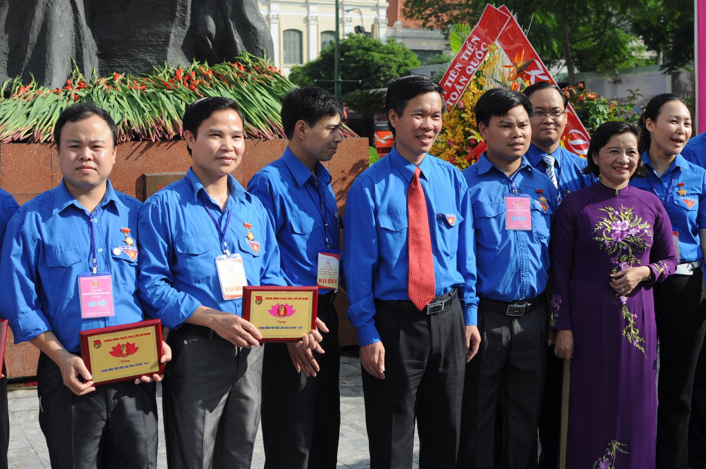 Anh Võ Văn Thưởng cùng đại biểu thanh niên tiên tiến