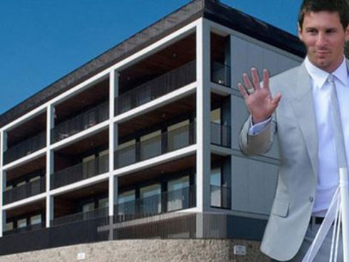 Vào tháng 10 tới, Messi và cô bạn gái Antonella Roccuzzo sẽ chào đón cậu con trai đầu lòng. Để cuộc sống của gia đình nhỏ thêm phần thoải mái, ngôi sao người Argentina vừa chi tiền tậu một căn biệt thự sang trọng ở khu vực Pedralbes, Les Corts, Barcelona