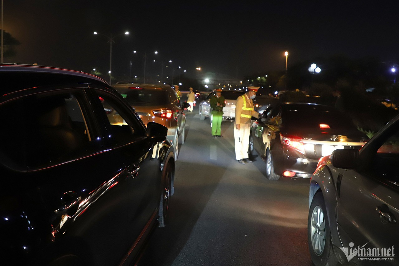 Từ 7h30 tối 31/12/2023, Tổ công tác đặc biệt gồm 40 cán bộ, chiến sĩ của Đội CSGT - Trật tự (Công quận Nam Từ Liêm) phối hợp Đội CSGT đường bộ số 6 (Phòng CSGT Công an TP Hà Nội) bắt đầu lập 2 chốt kiểm soát trên đường Lê Đức Thọ và Lê Quang Đạo. Từ 7h30 tối 31/12/2023, Tổ công tác đặc biệt gồm 40 cán bộ, chiến sĩ của Đội CSGT - Trật tự (Công quận Nam Từ Liêm) phối hợp Đội CSGT đường bộ số 6 (Phòng CSGT Công an TP Hà Nội) bắt đầu lập 2 chốt kiểm soát trên đường Lê Đức Thọ và Lê Quang Đạo.