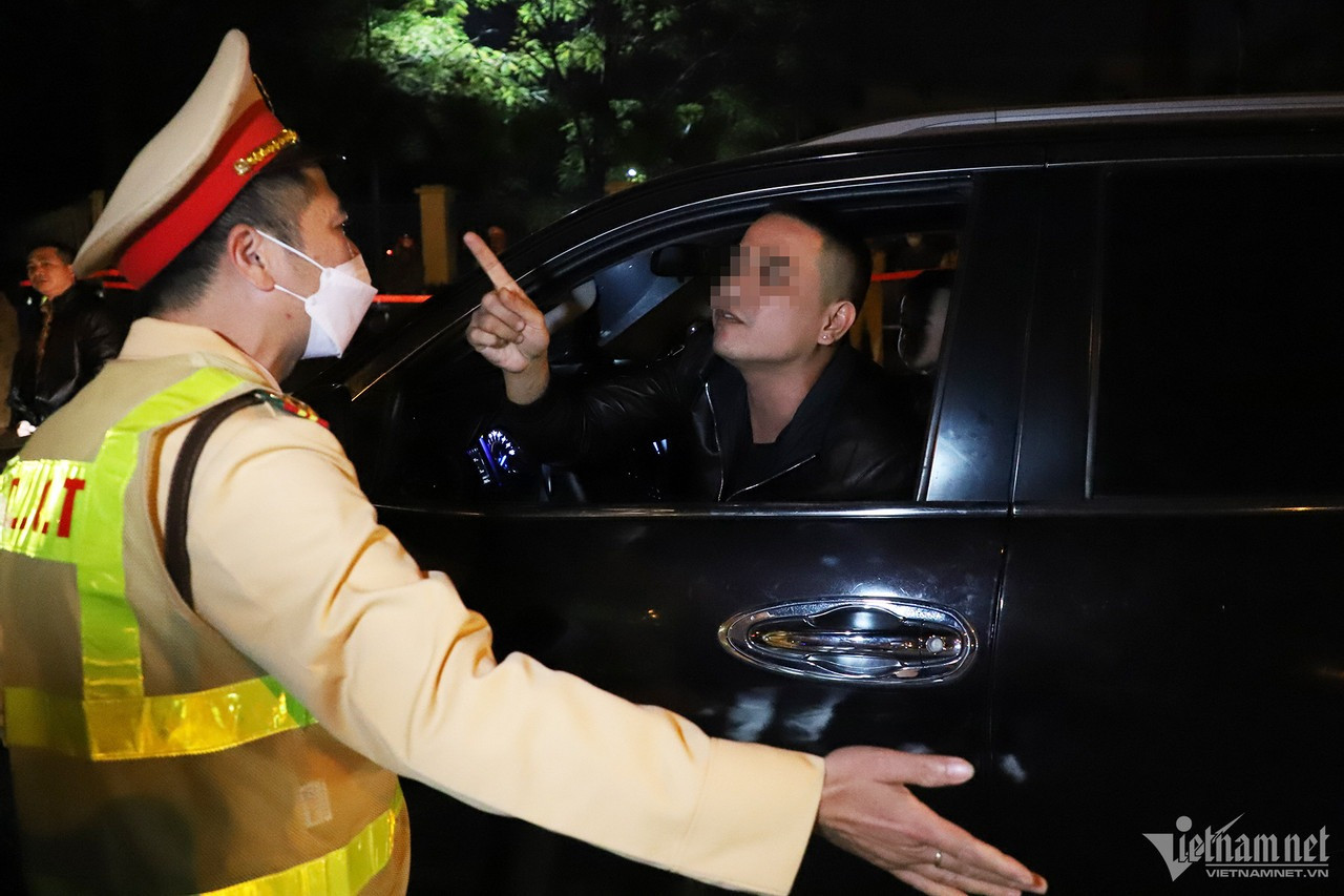 Lực lượng Công an quận Nam Từ Liêm và Đội CSGT đường bộ số 6 đã phải rất vất vả để mời tài xế xuống xe làm việc. Tuy nhiên, người này liên tục to tiếng với lực lượng chức năng và tự nhận mình có "bệnh án tâm thần", không chấp hành kiểm tra nồng độ cồn. Lực lượng Công an quận Nam Từ Liêm và Đội CSGT đường bộ số 6 đã phải rất vất vả để mời tài xế xuống xe làm việc. Tuy nhiên, người này liên tục to tiếng với lực lượng chức năng và tự nhận mình có "bệnh án tâm thần", không chấp hành kiểm tra nồng độ cồn.