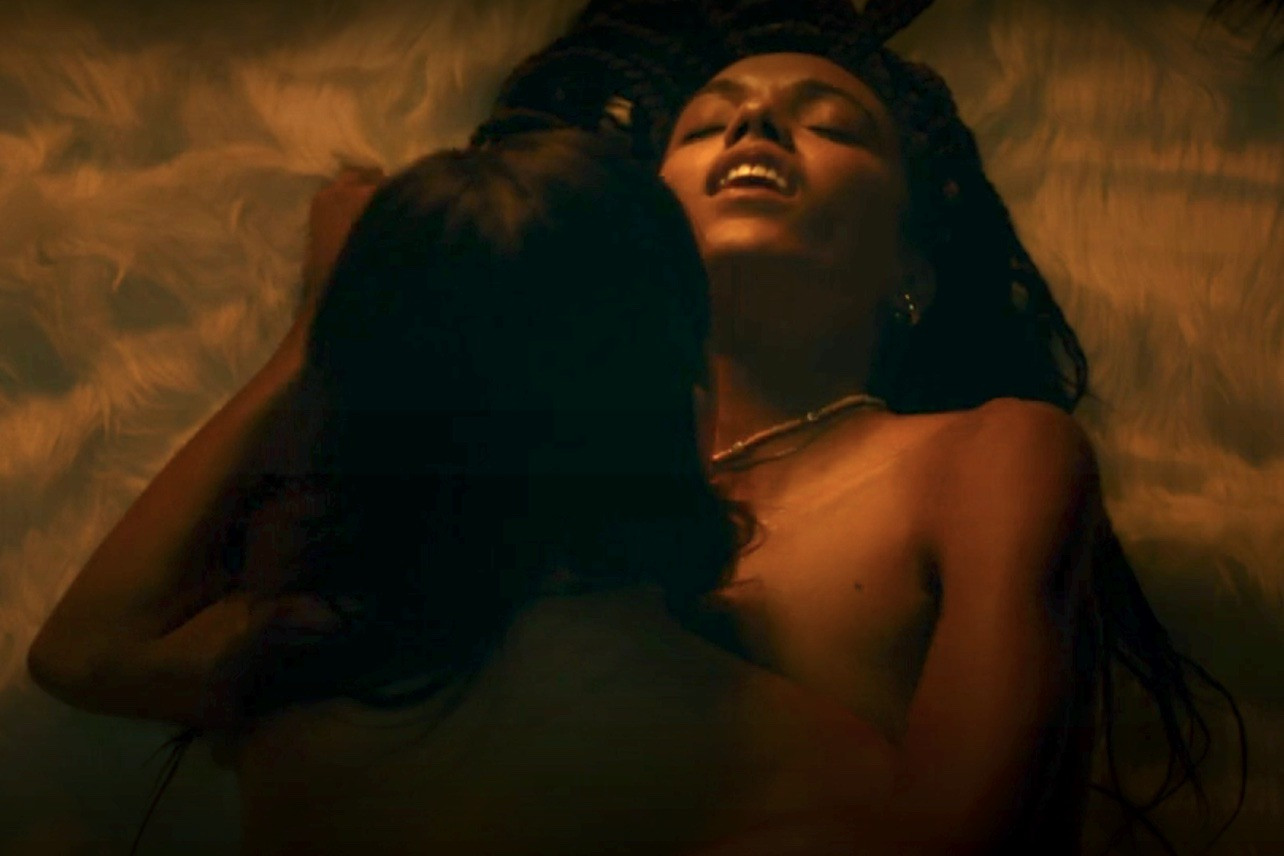 Trong Jagged Mind, nữ diễn viên Maisie Richardson-Sellers vào vai người giám tuyển nghệ thuật đang vật lộn với những cơn ác mộng dữ dội và chứng mất trí nhớ. Không may, cô bị một phụ nữ xinh đẹp nhưng đáng sợ (Shannon Woodard) tình cờ gặp ở quán bar nhốt vào vòng lặp thời gian. Đây là phim kinh dị nhưng cũng có cảnh sex đáng nhớ giữa nữ chính dù chỉ ngắn ngủi.