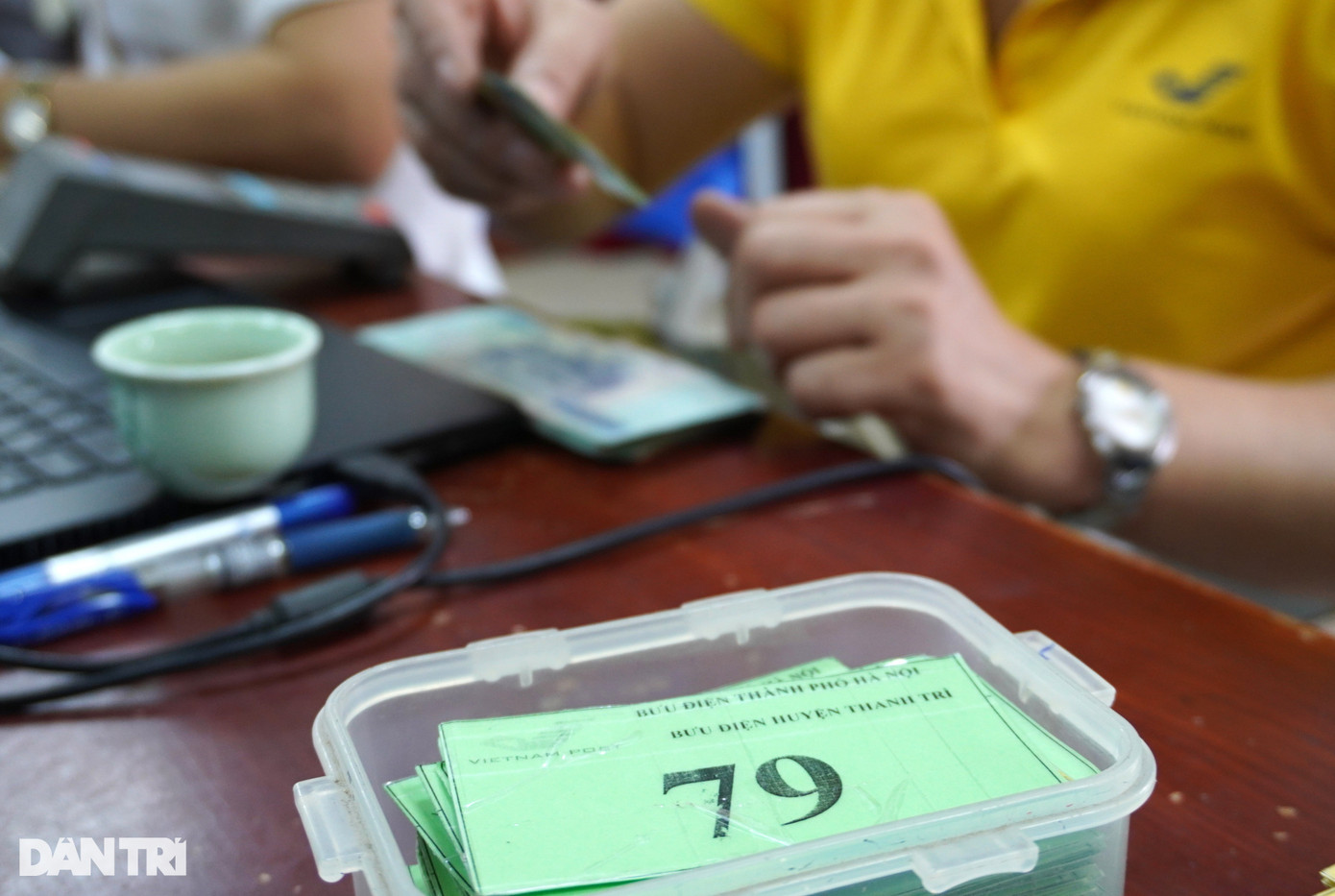 Người dân lấy số thứ tự chờ đến lượt nhận lương hưu (Ảnh: Hoa Lê). Người dân lấy số thứ tự chờ đến lượt nhận lương hưu (Ảnh: Hoa Lê).