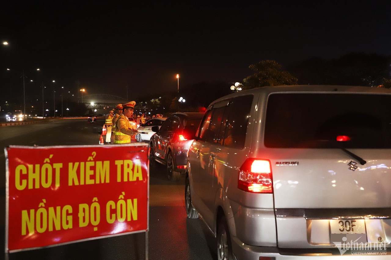 Thông qua công tác điều tra cơ bản và dự báo tình trạng người điều khiển phương tiện vi phạm nồng độ cồn gia tăng vào đêm giao thừa, Công an quận Nam Từ Liêm phối hợp cùng Đội CSGT đường bộ số 6 (Phòng CSGT Công an TP Hà Nội) lập tổ công tác đặc biệt để xử lý vi phạm. Thông qua công tác điều tra cơ bản và dự báo tình trạng người điều khiển phương tiện vi phạm nồng độ cồn gia tăng vào đêm giao thừa, Công an quận Nam Từ Liêm phối hợp cùng Đội CSGT đường bộ số 6 (Phòng CSGT Công an TP Hà Nội) lập tổ công tác đặc biệt để xử lý vi phạm.