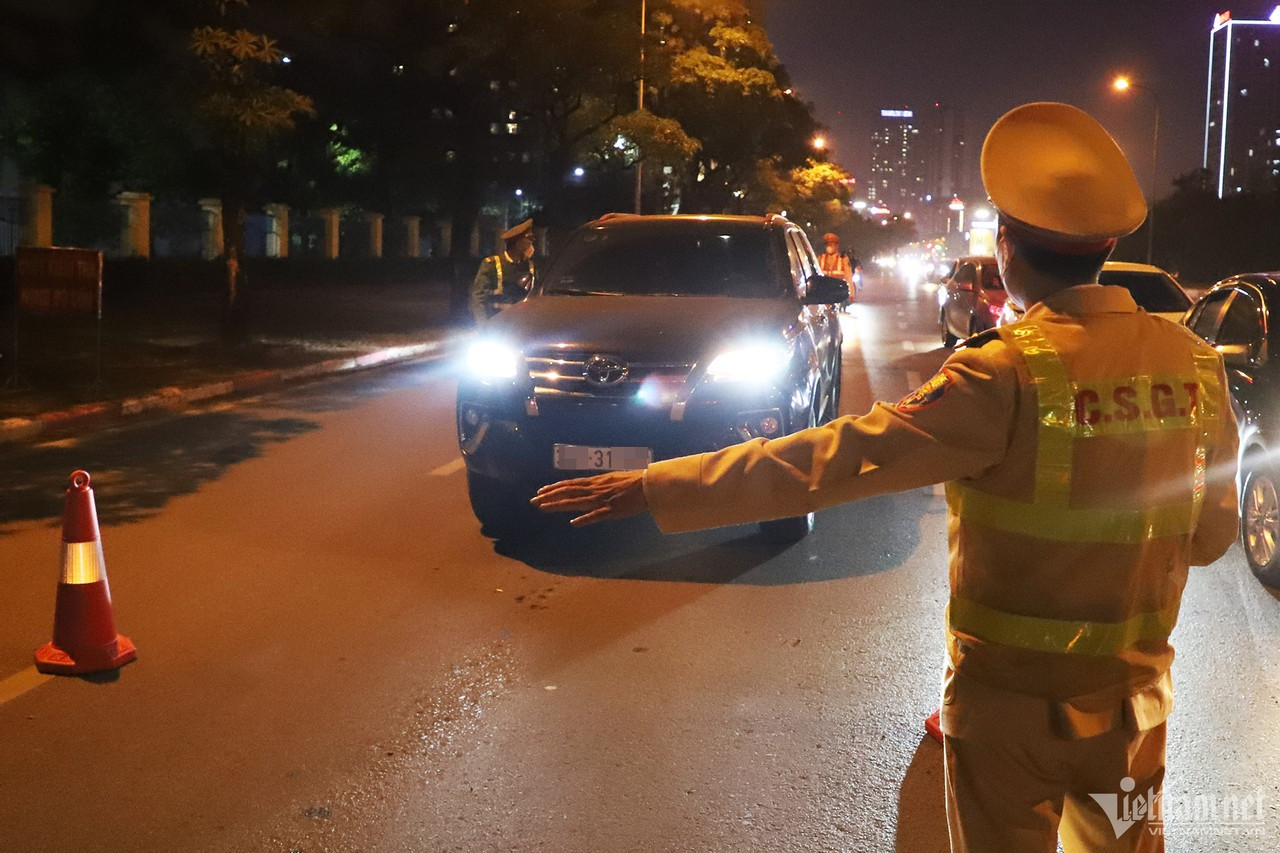 Còn tại đường Lê Đức Thọ (hướng từ Quốc lộ 32 về sân vận động Quốc gia Mỹ Đình), tại thời điểm 21h41 cùng ngày, Tổ công tác dừng ô tô mang BKS 30F- 311.XX để kiểm tra. Tuy nhiên, tài xế điều khiển ô tô này liên tục không chấp hành và có biểu hiện lái xe bỏ chạy. Còn tại đường Lê Đức Thọ (hướng từ Quốc lộ 32 về sân vận động Quốc gia Mỹ Đình), tại thời điểm 21h41 cùng ngày, Tổ công tác dừng ô tô mang BKS 30F- 311.XX để kiểm tra. Tuy nhiên, tài xế điều khiển ô tô này liên tục không chấp hành và có biểu hiện lái xe bỏ chạy.