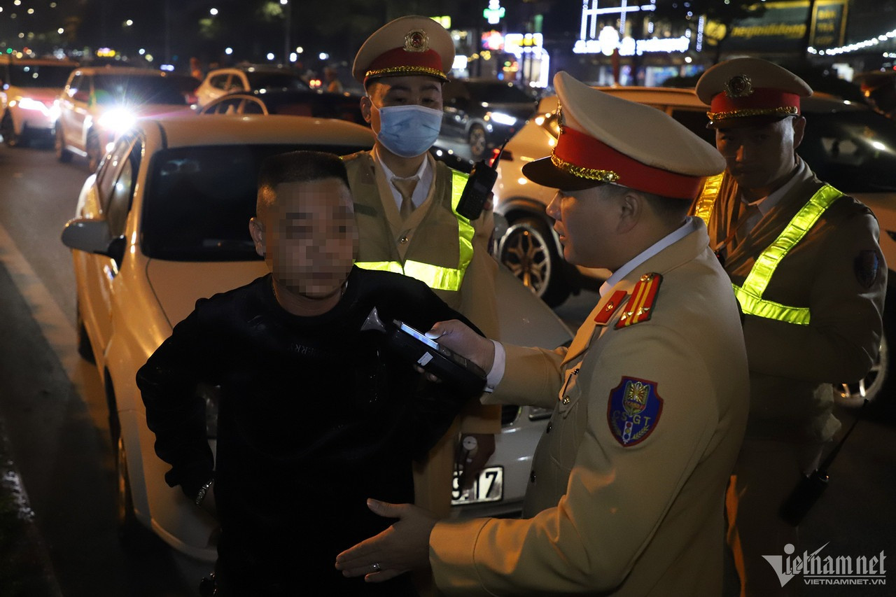 Đáng nói, có tài xế chỉ sử dụng một lượng nhỏ rượu, bia nhưng đã không làm chủ được bản thân. Khi lực lượng CSGT yêu cầu kiểm tra thì liên tục bỏ đi và không chấp hành. Lực lượng CSGT phải thuyết phục nhiều lần thì tài xế mới chấp hành kiểm tra. Như tài xế N.L, điều khiển ô tô mang BKS 30A- 519.XX, chỉ vi phạm ở mức dưới 0,25 mg/L khí thở nhưng liên tục bỏ đi không chấp hành việc kiểm tra của CSGT. Sau 20 phút thuyết phục, tài xế này mới chấp hành yêu cầu của Tổ công tác và thừa nhận hành vi của mình. Đáng nói, có tài xế chỉ sử dụng một lượng nhỏ rượu, bia nhưng đã không làm chủ được bản thân. Khi lực lượng CSGT yêu cầu kiểm tra thì liên tục bỏ đi và không chấp hành. Lực lượng CSGT phải thuyết phục nhiều lần thì tài xế mới chấp hành kiểm tra. Như tài xế N.L, điều khiển ô tô mang BKS 30A- 519.XX, chỉ vi phạm ở mức dưới 0,25 mg/L khí thở nhưng liên tục bỏ đi không chấp hành việc kiểm tra của CSGT. Sau 20 phút thuyết phục, tài xế này mới chấp hành yêu cầu của Tổ công tác và thừa nhận hành vi của mình.