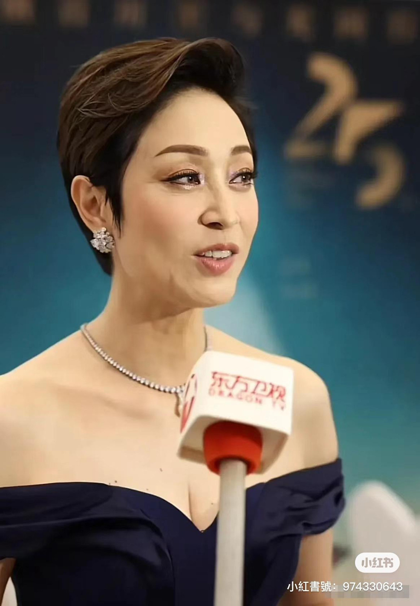 Ngày 7/1, cư dân mạng chia sẻ một số bức ảnh cận cảnh nhan sắc tuổi 58 của Hoa hậu Trần Pháp Dung, kèm theo chú thích ảnh chụp camera thường, không sử dụng qua phần mềm chỉnh sửa nào. Chủ bài đăng cho biết dù có nếp nhăn quanh mắt, Trần Pháp Dung vẫn xinh đẹp không góc chết. “Thời còn trẻ, cô ấy đã trông như thế này. Khuôn mặt này trông như chưa từng trải qua phẫu thuật thẩm mỹ. Nó rất tự nhiên. Ngày nay, không có nhiều nữ diễn viên dám chấp nhận sự già đi”, người này viết.