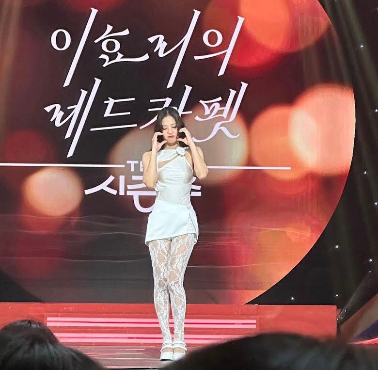 Set đồ trắng của Jennie gây tranh cãi. Người khen đẹp, người chê phối các món không phù hợp. Set đồ trắng của Jennie gây tranh cãi. Người khen đẹp, người chê phối các món không phù hợp.