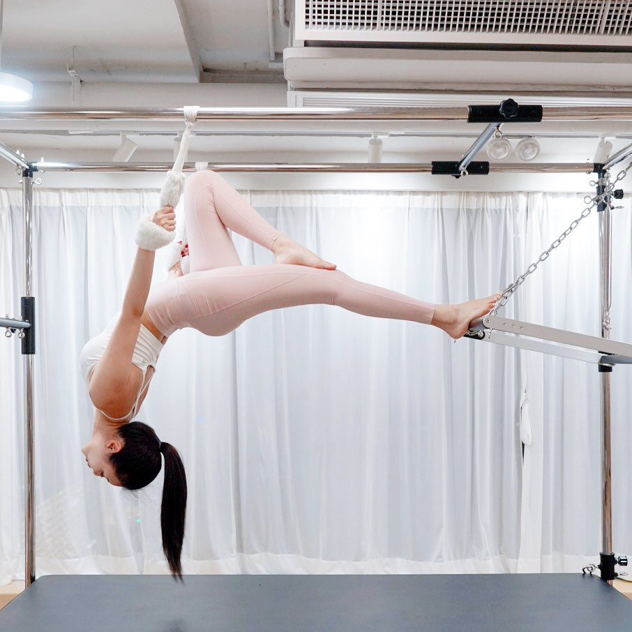 Bí quyết của người đẹp Hong Kong là chăm chỉ tập luyện thể dục thể thao. Trên trang cá nhân, cô không ít lần đăng ảnh thực hiện các động tác pilates có độ khó cao.