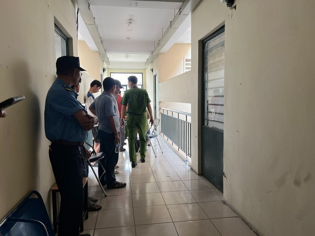 Công an khám nghiệm hiện trường. Ảnh: NLĐ. Công an khám nghiệm hiện trường. Ảnh: NLĐ.