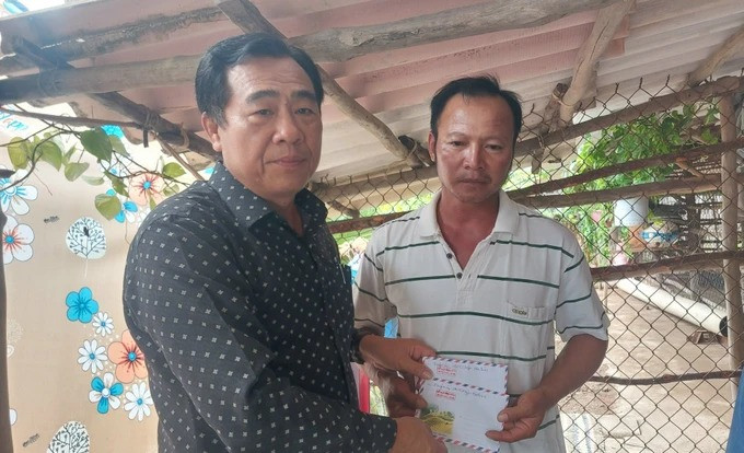 Ông Trần Văn Út, Bí thư Huyện ủy Hòa Bình, trao tiền hỗ trợ cho gia đình nạn nhân. Ảnh: SGGP. Ông Trần Văn Út, Bí thư Huyện ủy Hòa Bình, trao tiền hỗ trợ cho gia đình nạn nhân. Ảnh: SGGP.