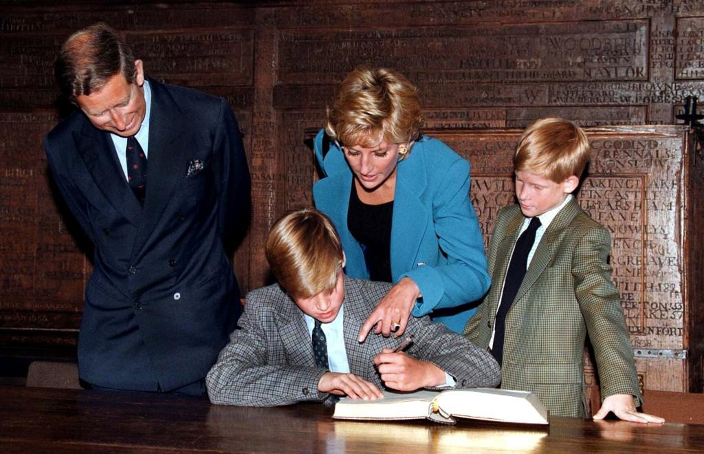 Vua Charles từng phá vỡ truyền thống để cho William và Harry học tại Eton College. Ảnh: Getty Images.