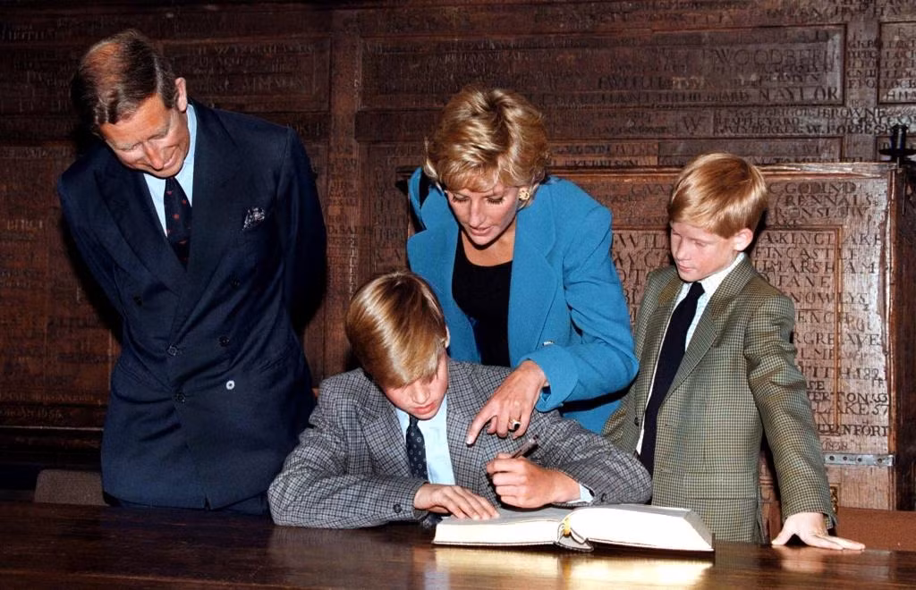 Vua Charles từng phá vỡ truyền thống để cho William và Harry học tại Eton College. Ảnh: Getty Images.