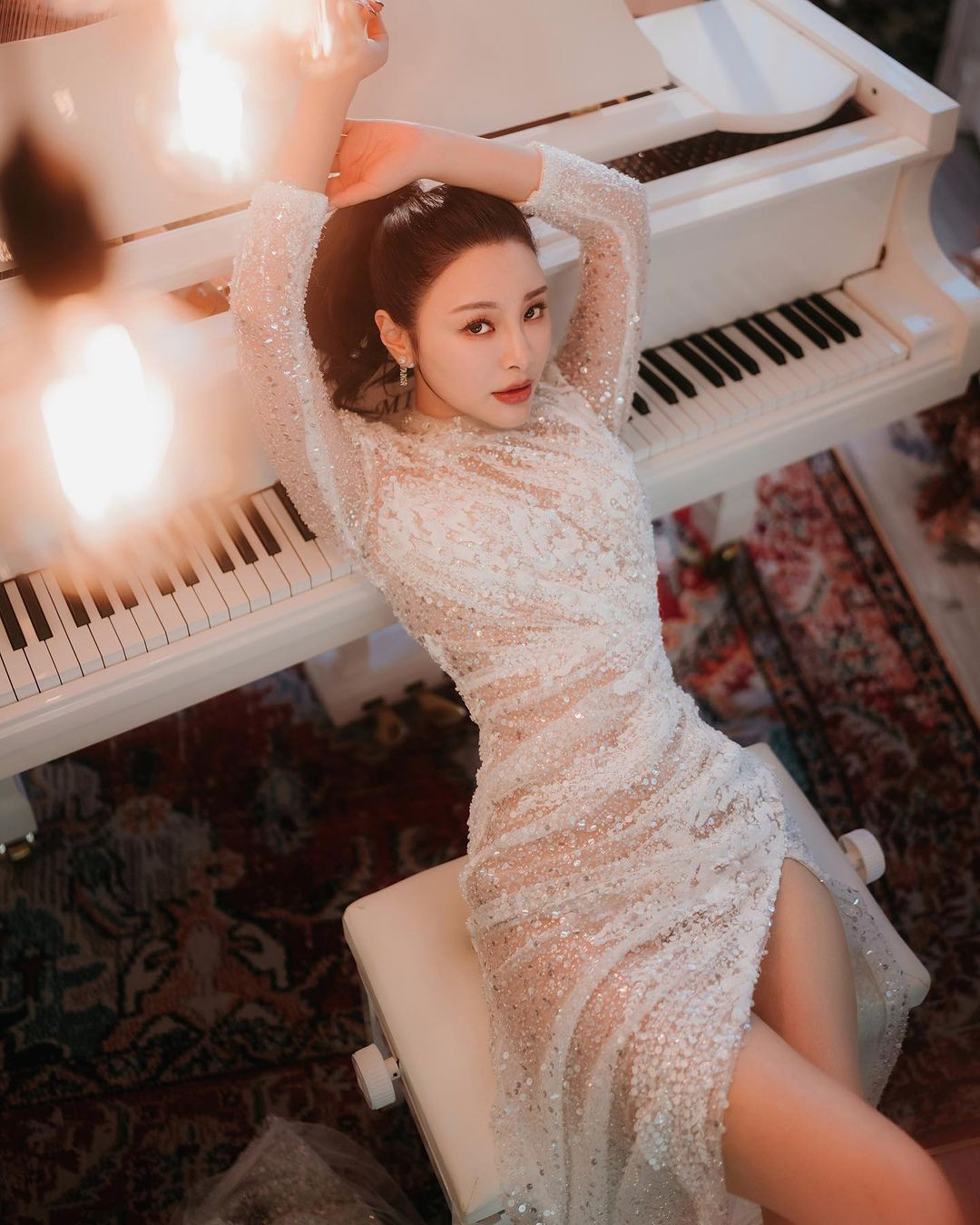 Bên cạnh đó, Rainky Wai còn kết hợp với bạn bè kinh doanh lĩnh vực làm đẹp. Mỗi buổi livestream của nữ diễn viên 31 tuổi đạt thành tích hàng triệu đơn hàng, mang về thu nhập hơn 1 triệu USD Hong Kong/tháng (hơn 128.000 USD).