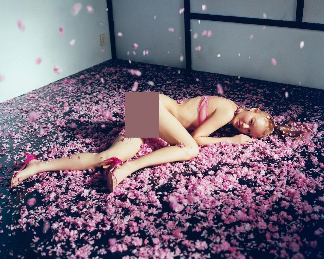 Bầu không khí mà bộ ảnh lịch 18+ mang lại là sự vui tươi và tự do.