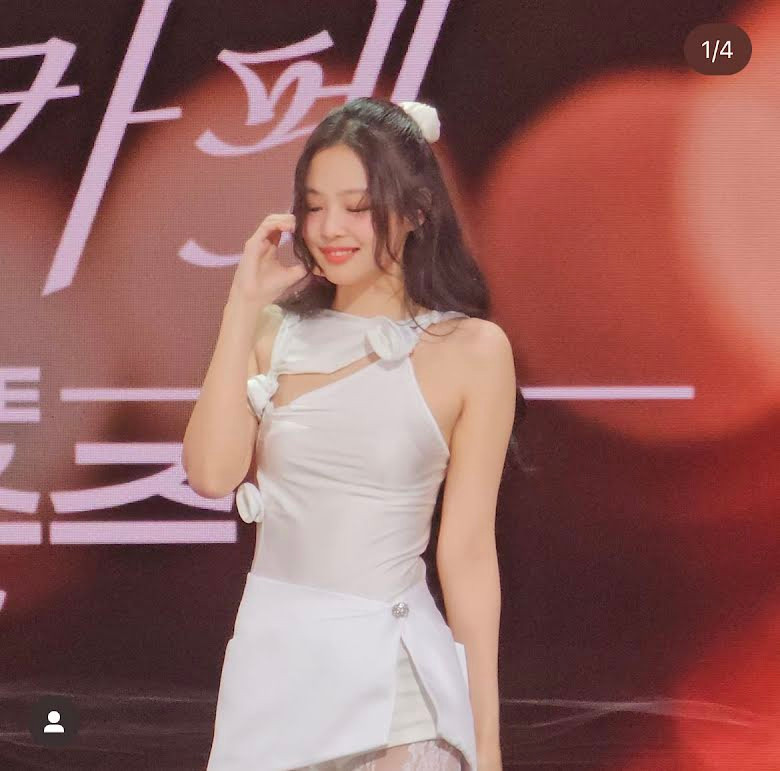 Tuy vậy, nhan sắc ngọt ngào của Jennie đã làm lu mờ tất cả. Tuy vậy, nhan sắc ngọt ngào của Jennie đã làm lu mờ tất cả.