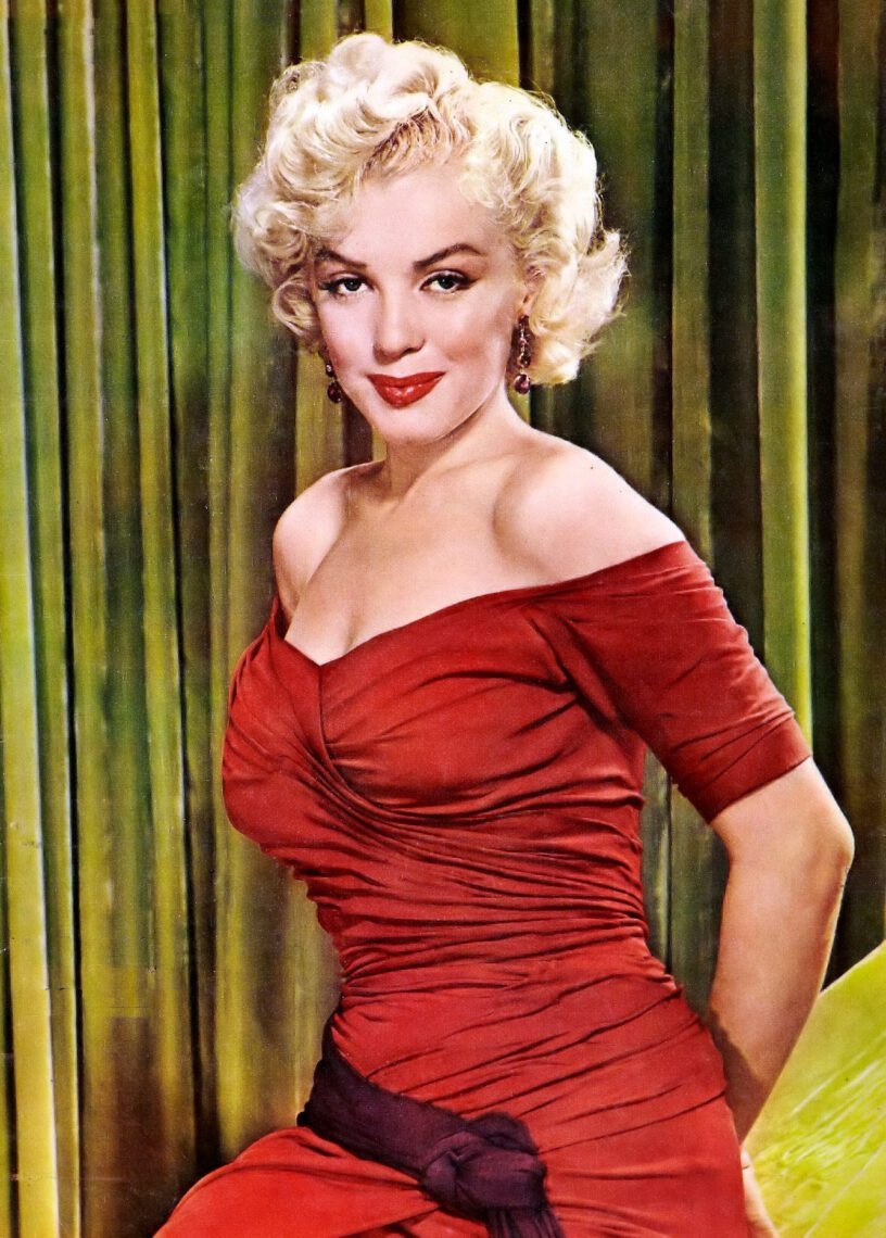Marilyn Monroe từ lâu là biểu tượng cho vẻ đẹp vĩnh cửu. Mái tóc bạch kim và bờ môi đỏ căng mọng làm nên tiêu chuẩn cho sự quyến rũ cổ điển của Hollywood. Về góc nhìn khoa học, bà sở hữu cơ thể đạt 94% tỷ lệ vàng, giữ hạng 4 trong danh sách.