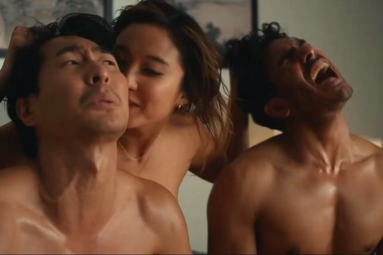Joy Ride, bộ phim hài của đạo diễn Adele Lim, có cảnh phim nóng bỏng và vui nhộn nhất năm 2023. Sau khi bị mắc kẹt ở vùng nông thôn Trung Quốc, 4 người phụ nữ tạm trú chân tại một khách sạn với các cầu thủ bóng rổ chuyên nghiệp. Tại đây, họ có đêm quan hệ tình dục hoang dã, điên rồ và nguy hiểm về thể chất. Nó được đánh giá rất hài hước, tập trung vào niềm vui của phụ nữ và thực sự gợi cảm.