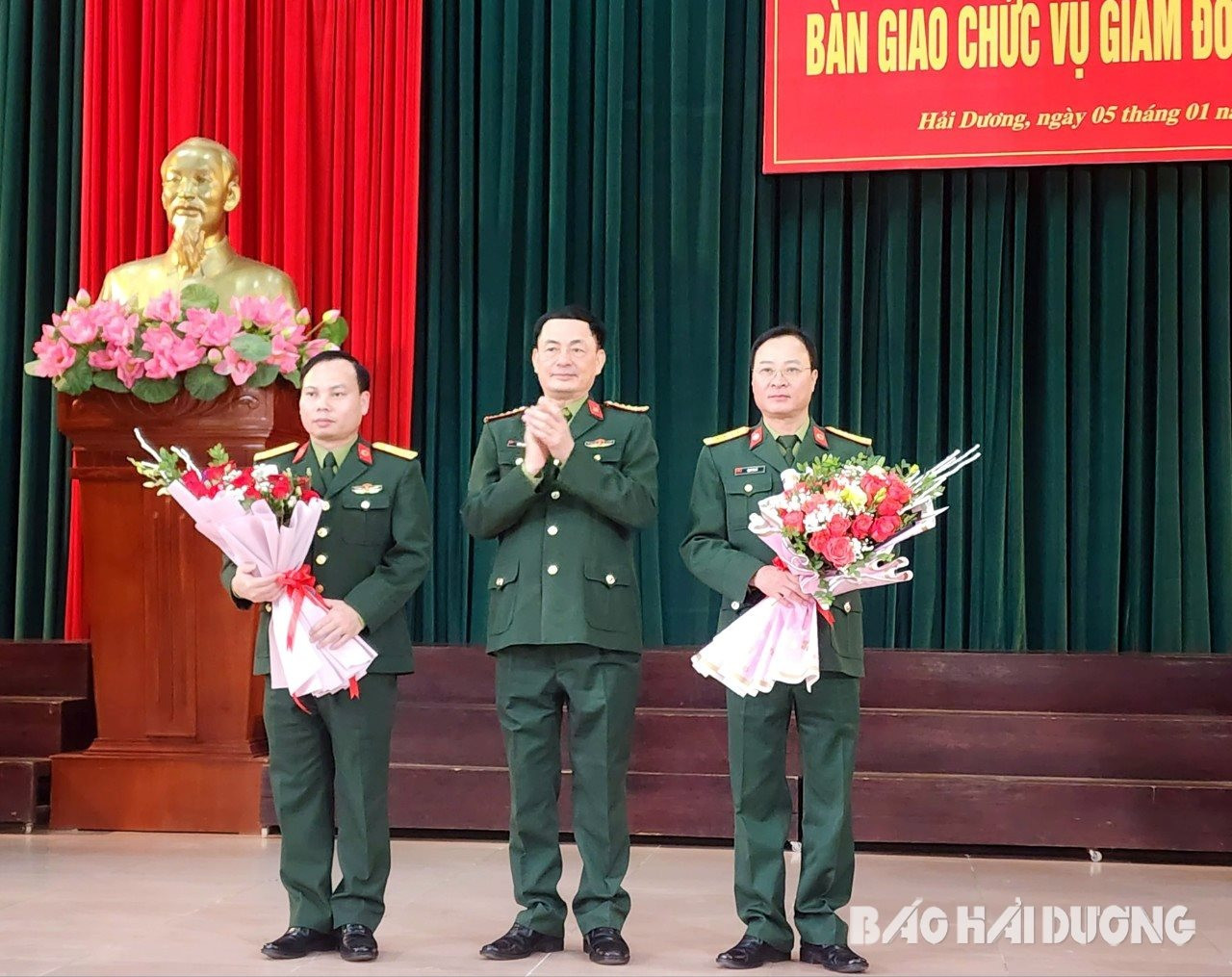 Đại tá Trần Quốc Tiến, Chủ nhiệm Hậu cần Quân khu 3 tặng hoa chúc mừng Đại tá Đặng Vũ Hải nghỉ hưu theo chế độ (đứng ngoài cùng bên phải) và Thượng tá Hoàng Văn Lý được bổ nhiệm giữ chức Giám đốc Bệnh viện Quân y 7. Ảnh: Báo Hải Dương.