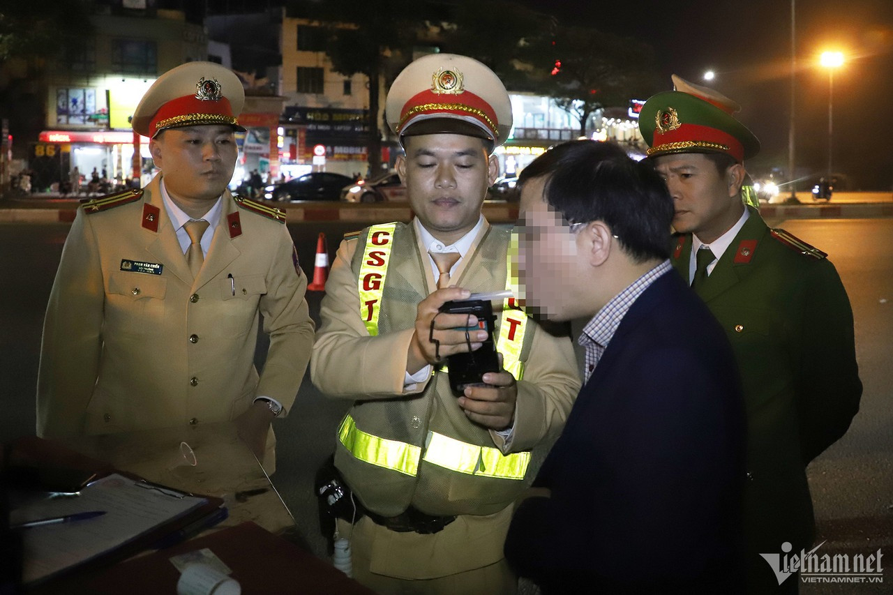 Chỉ sau ít phút lập chốt, Tổ công tác đặc biệt đã phát hiện 3 tài xế điều khiển ô tô vi phạm nồng độ cồn. Trình bày với lực lượng chức năng, các tài xế thừa nhận mình đã sử dụng rượu, bia khi ăn tiệc chúc mừng năm mới với bạn bè. "Tôi ý thức được việc sử dụng rượu, bia rồi lái xe là sai, gây mất an toàn giao thông nhưng ngày Tết cũng có phần chủ quan. Bản thân tôi cũng không nghĩ lực lượng CSGT làm việc ngay cả trong ngày nghỉ lễ", tài xế V.T.K. nói. Chỉ sau ít phút lập chốt, Tổ công tác đặc biệt đã phát hiện 3 tài xế điều khiển ô tô vi phạm nồng độ cồn. Trình bày với lực lượng chức năng, các tài xế thừa nhận mình đã sử dụng rượu, bia khi ăn tiệc chúc mừng năm mới với bạn bè. "Tôi ý thức được việc sử dụng rượu, bia rồi lái xe là sai, gây mất an toàn giao thông nhưng ngày Tết cũng có phần chủ quan. Bản thân tôi cũng không nghĩ lực lượng CSGT làm việc ngay cả trong ngày nghỉ lễ", tài xế V.T.K. nói.