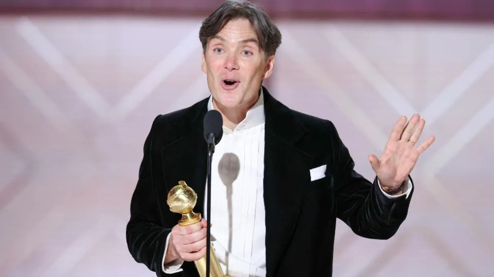 Cillian Murphy vui mừng trên sân khấu nhận giải Nam diễn viên chính xuất sắc nhất trong phim điện ảnh với Oppenheimer. Ảnh: Yahoo. Cillian Murphy vui mừng trên sân khấu nhận giải Nam diễn viên chính xuất sắc nhất trong phim điện ảnh với Oppenheimer. Ảnh: Yahoo.