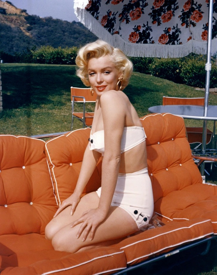 Marilyn Monroe từ lâu là biểu tượng cho vẻ đẹp vĩnh cửu. Mái tóc bạch kim và bờ môi đỏ căng mọng làm nên tiêu chuẩn cho sự quyến rũ cổ điển của Hollywood. Về góc nhìn khoa học, bà sở hữu cơ thể đạt 94% tỷ lệ vàng, giữ hạng 4 trong danh sách.