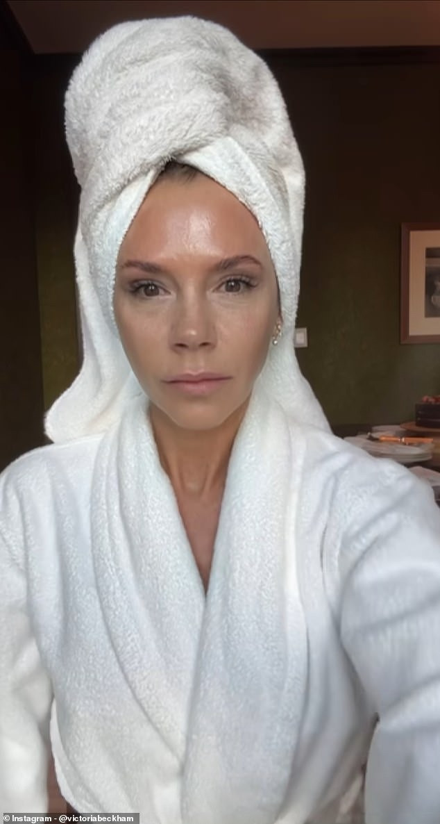 Victoria Beckham gây tranh cãi vì tuyên bố không trang điểm trong video hướng dẫn chăm sóc da.