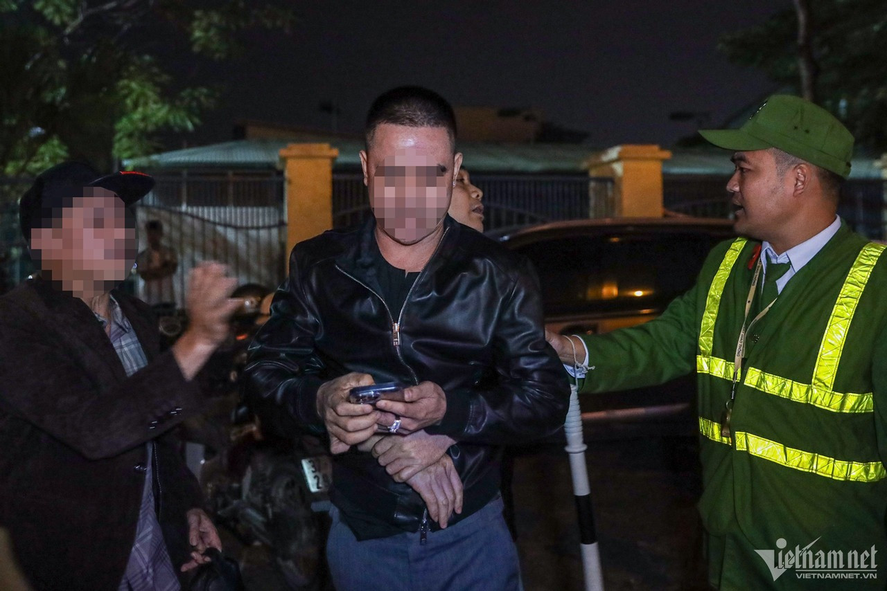 Sau gần 30 phút được lực lượng chức năng và gia đình thuyết phục, tài xế này mới chấp hành đo nồng độ cồn. Kết quả đo cho thấy, tài xế này vi phạm ở mức 0,645 mg/L khí thở. Đây là mức vi phạm cao gấp 1,6 lần mức vi phạm cao nhất được quy định tại Nghị định 100. Tổ công tác đã lập biên bản xử phạt tài xế với số tiền 35 triệu đồng, tước giấy phép lái xe 23 tháng và tạm giữ phương tiện 7 ngày làm việc. Sau gần 30 phút được lực lượng chức năng và gia đình thuyết phục, tài xế này mới chấp hành đo nồng độ cồn. Kết quả đo cho thấy, tài xế này vi phạm ở mức 0,645 mg/L khí thở. Đây là mức vi phạm cao gấp 1,6 lần mức vi phạm cao nhất được quy định tại Nghị định 100. Tổ công tác đã lập biên bản xử phạt tài xế với số tiền 35 triệu đồng, tước giấy phép lái xe 23 tháng và tạm giữ phương tiện 7 ngày làm việc.