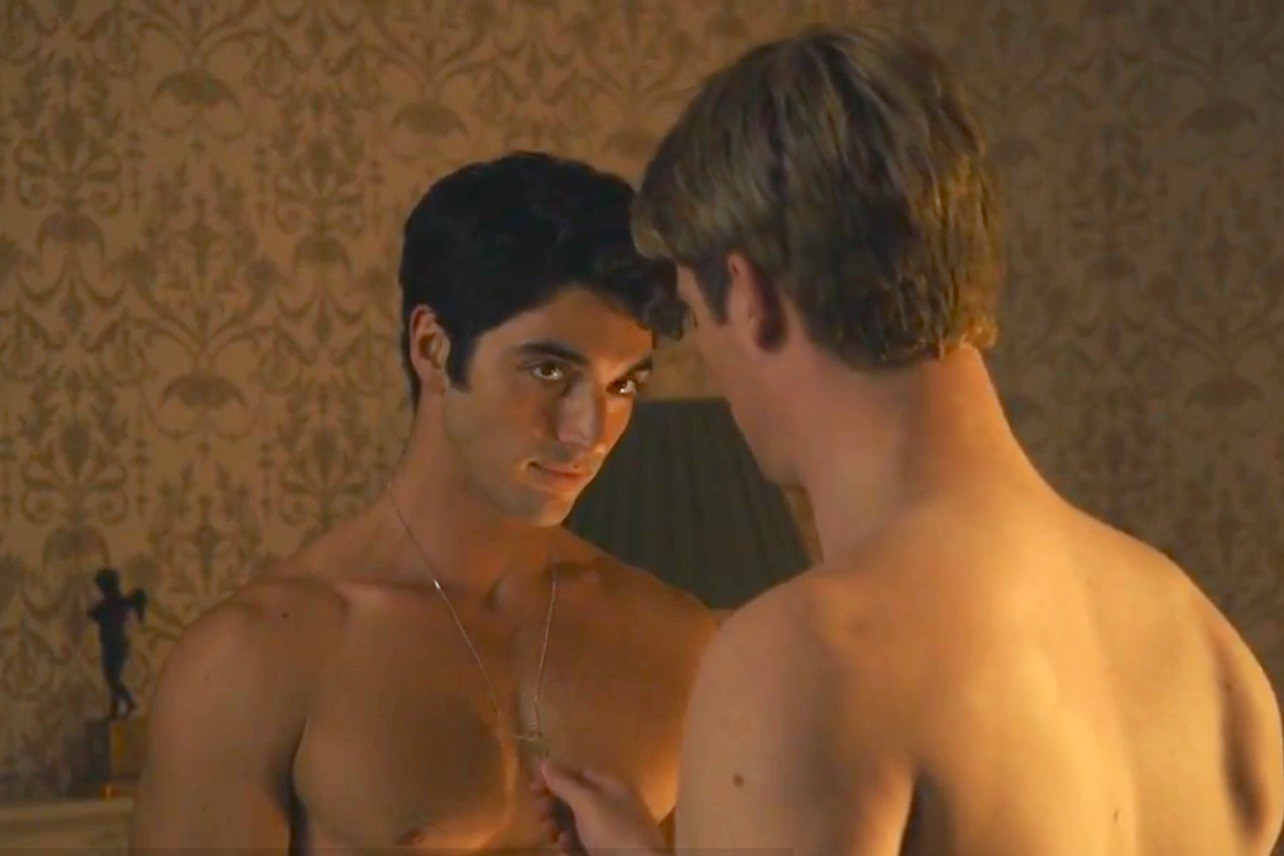 Bất kỳ ai đọc cuốn tiểu thuyết lãng mạn bán chạy nhất năm 2019 của Casey McQuiston đều biết rằng cảnh sex Red, White &amp; Royal Blue đóng vai trò quan trọng trong diễn biến câu chuyện. Cảnh con trai Tổng thống Alex Claremont-Diaz và Hoàng tử Henry lần đầu phát sinh quan hệ được miêu tả thật dịu dàng, ngọt ngào và có chút ngượng ngùng. Đạo diễn Matthew Lopez cùng hai diễn viên Taylor Zakhar Perez và Nicholas Galitzine mang đến cho người xem khoảnh khắc chân thực và ngọt ngào nhờ những chi tiết nhỏ như da kề da, tay vuốt ve lưng và khuôn mặt say mê.