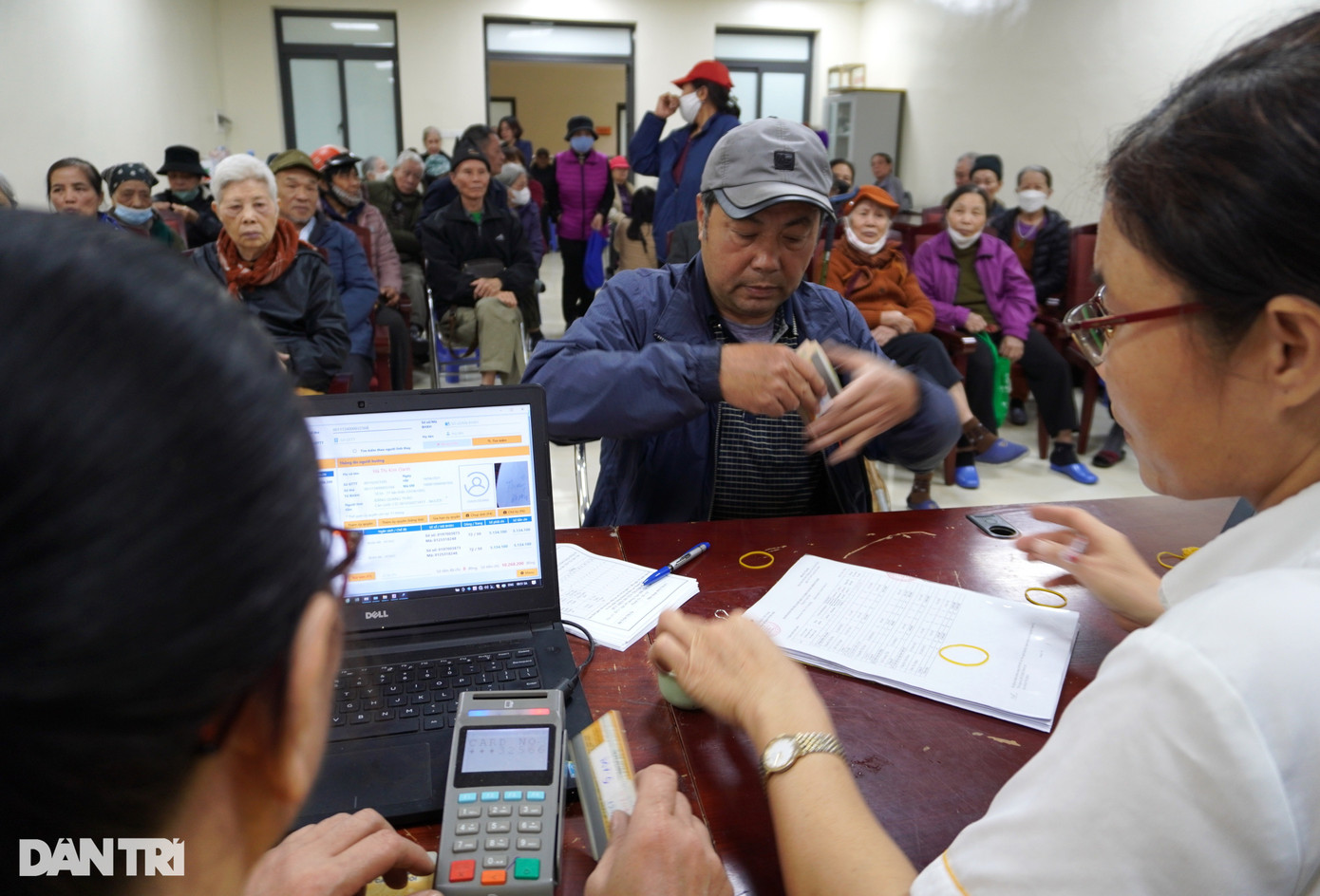 Người dân nhận lương hưu tại huyện Thanh Trì (Ảnh: Hoa Lê). Người dân nhận lương hưu tại huyện Thanh Trì (Ảnh: Hoa Lê).