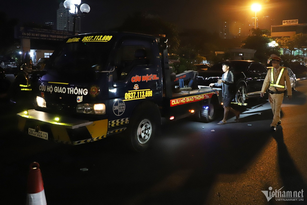 Kết thúc ca công tác vào 1h ngày 1/1/2024, Tổ công tác đặc biệt đã xử lý 30 trường hợp tài xế vi phạm nồng độ cồn. Trong đó, có 10 tài xế xe ô tô và 21 người điều khiển xe máy. Kết thúc ca công tác vào 1h ngày 1/1/2024, Tổ công tác đặc biệt đã xử lý 30 trường hợp tài xế vi phạm nồng độ cồn. Trong đó, có 10 tài xế xe ô tô và 21 người điều khiển xe máy.