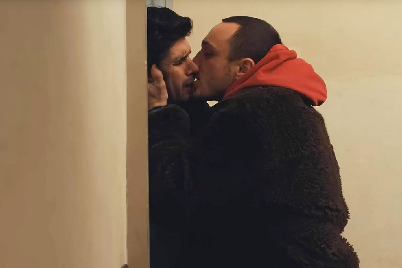 Nếu có giải thưởng về cảnh sex trần trụi nhất năm, Passages - bộ phim đồng tính năm 2023 của Ira Sachs chắc chắn được xướng tên. Trong phim, Tomas (Franz Rogowski) lừa dối người bạn đời lâu năm của mình, Martin (Ben Whishaw). Sau cuộc chia tay tồi tệ, họ lao vào nhau lần cuối. Cảnh phim mô tả chi tiết đến mức người xem có cảm giác hai nam diễn viên đang thực sự “ân ái” với nhau. Điều đáng nói, nó không hề dâm dục, ngược lại rất đẹp và đầy cảm xúc.